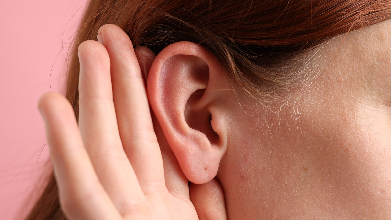 Está mais difícil ouvir? 7 sinais sutis de perda auditiva que você não deve ignorar